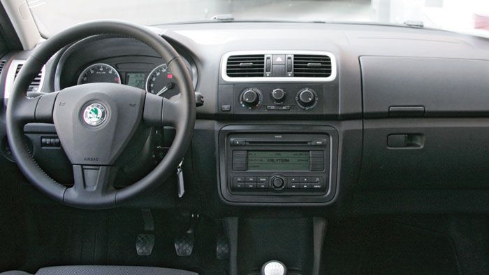 Σχεδιαστικά το εσωτερικό του Fabia στερείται έμπνευσης. Είναι όμως, πρακτικό, με πολύ καλή συναρμογή και εργονομία.